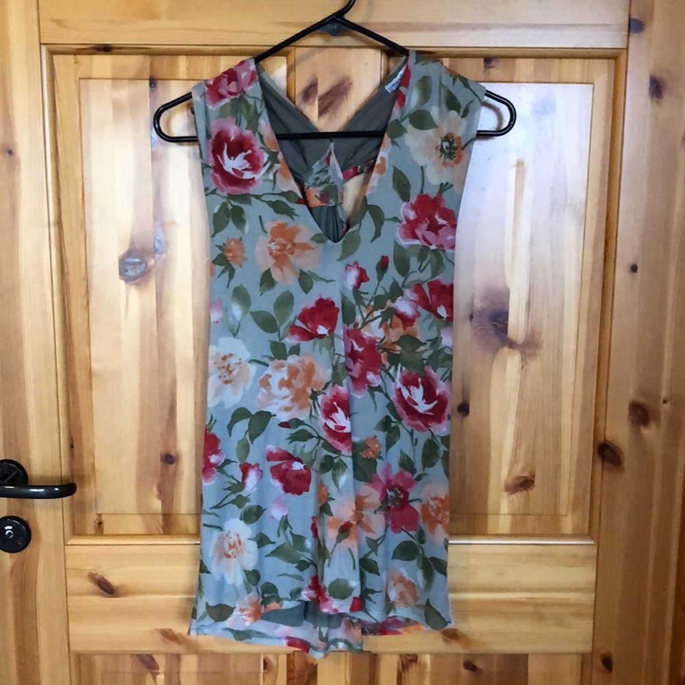 Knot back top